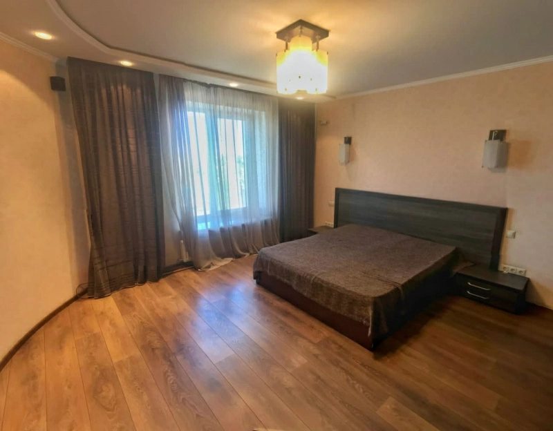 Продаж квартири. 3 кімнати, 100 m², 10 поверх/11 поверхів. 68, Бабаджаняна, Одеса. 