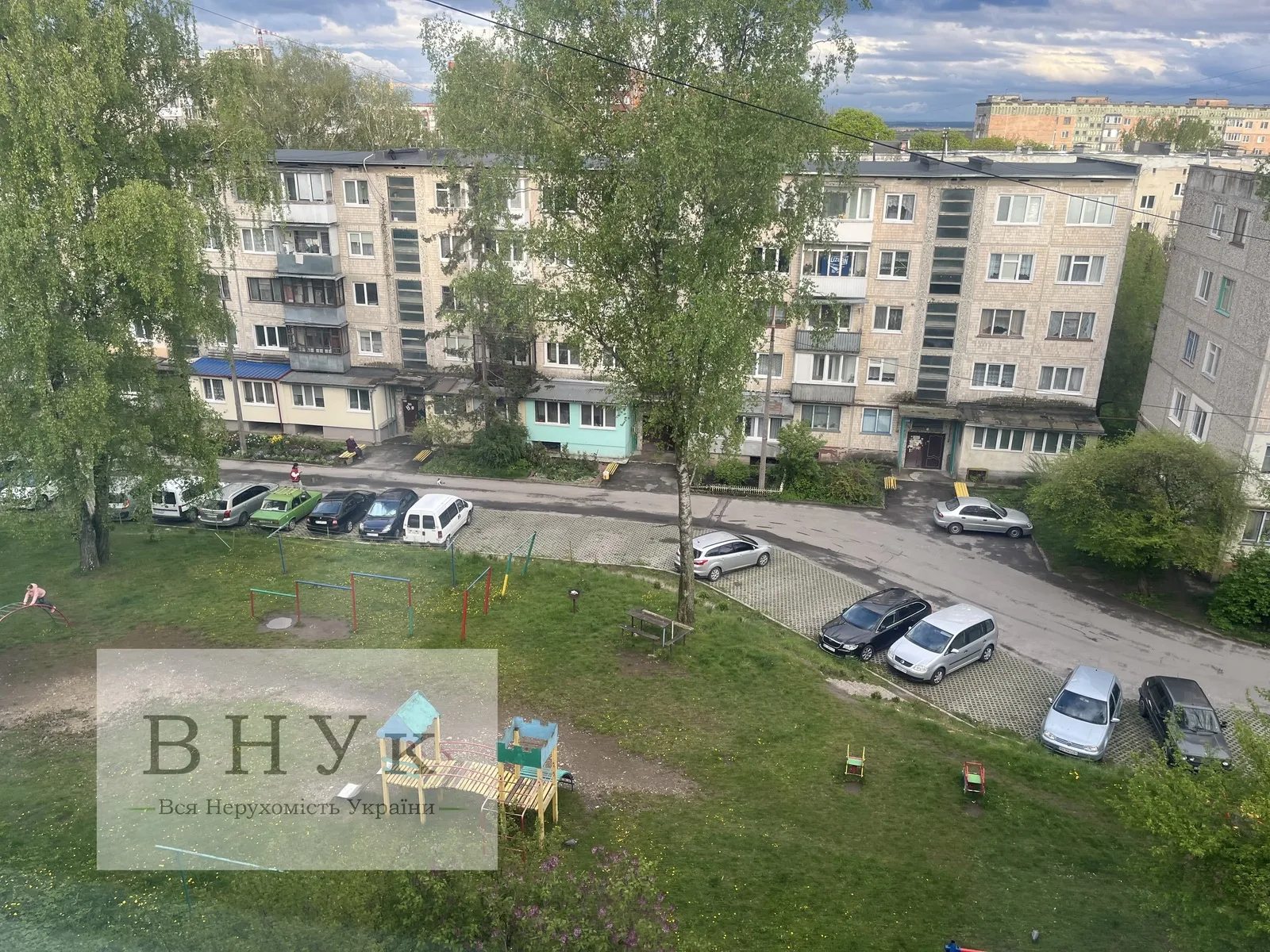 Apartments for sale 3 rooms, 622 m², 5th fl./5 floors. Bandery S. pr., Ternopil. 