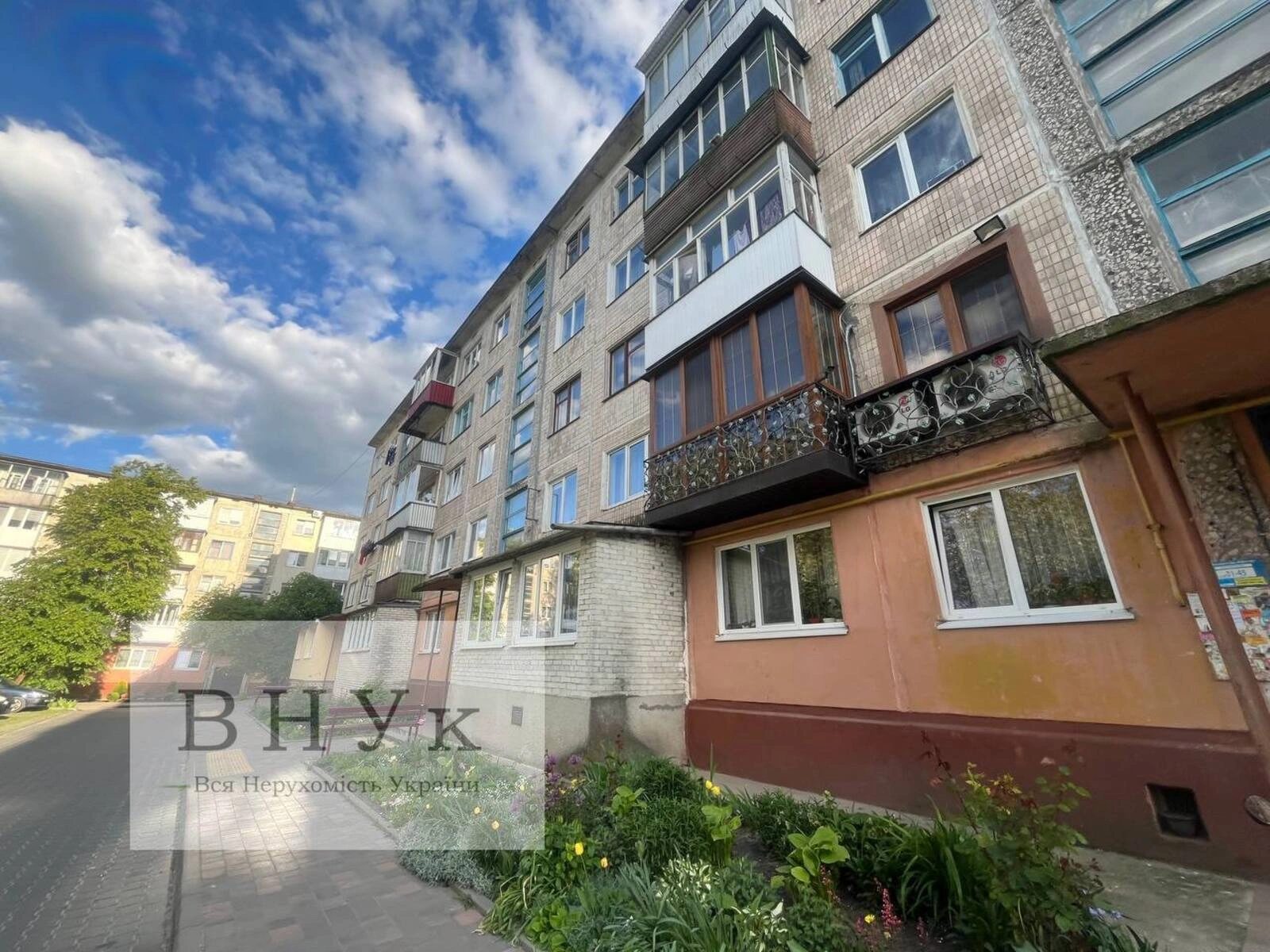 Apartments for sale. 2 rooms, 49 m², 1st floor/5 floors. Lesi Ukrayinky vul., Ternopil. 