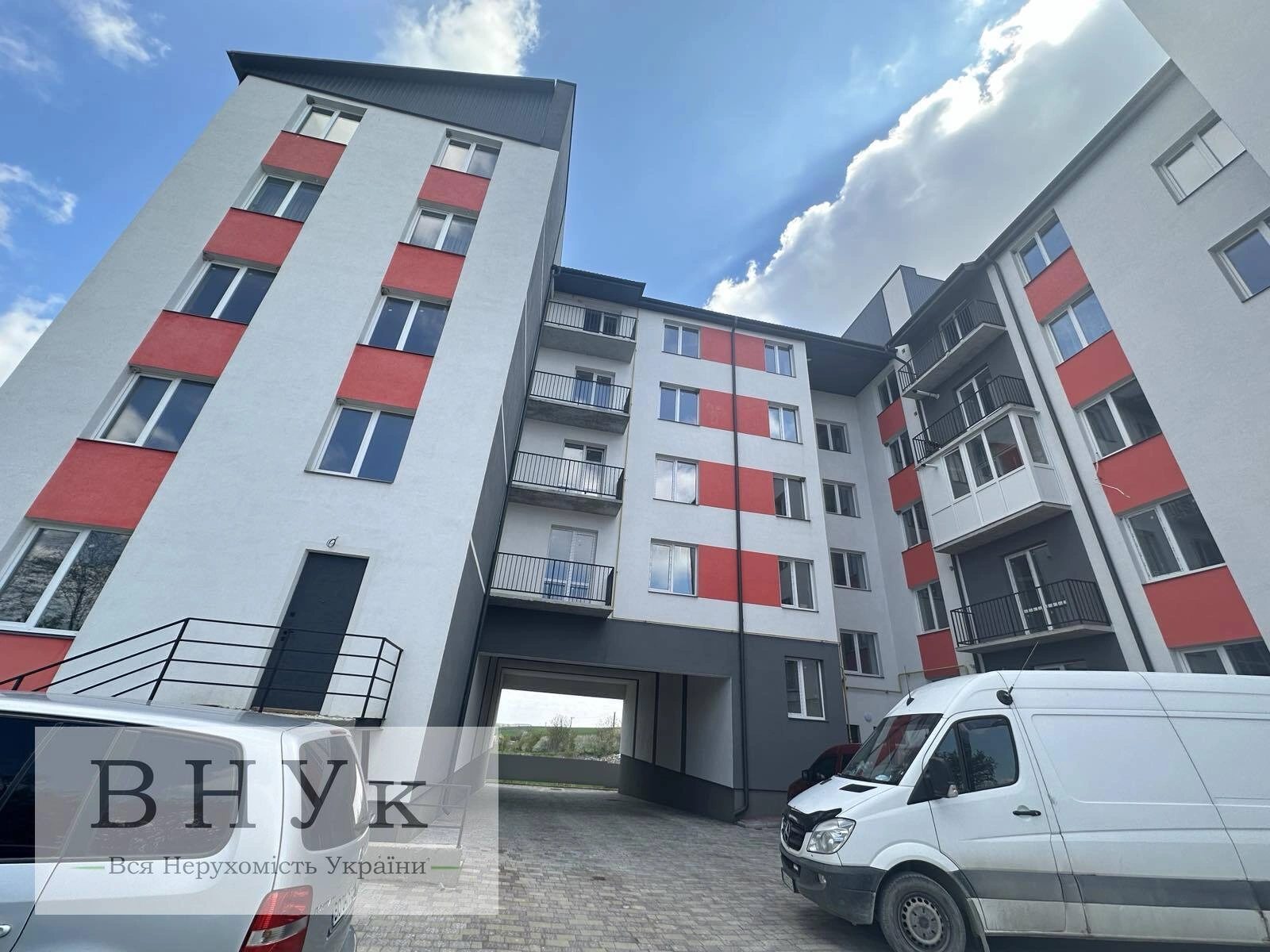 Apartments for sale. 1 room, 57 m², 1st floor/9 floors. Sonyachna vul., Ternopil. 
