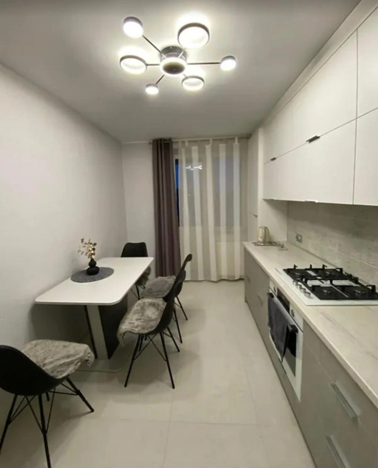 Apartments for sale. 1 room, 40 m², 8th floor/9 floors. Tsentr, Ternopil. 
