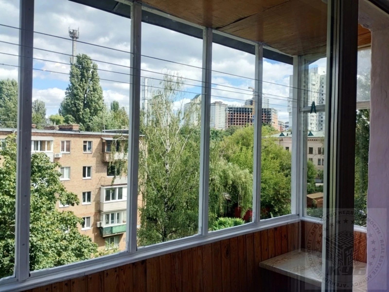 Продаж квартири 3 кімнати, 57 m², 5 пов./5 поверхів. 8, Гетьмана Кирила Разумовського вул. (Миколи Краснова), Київ. 