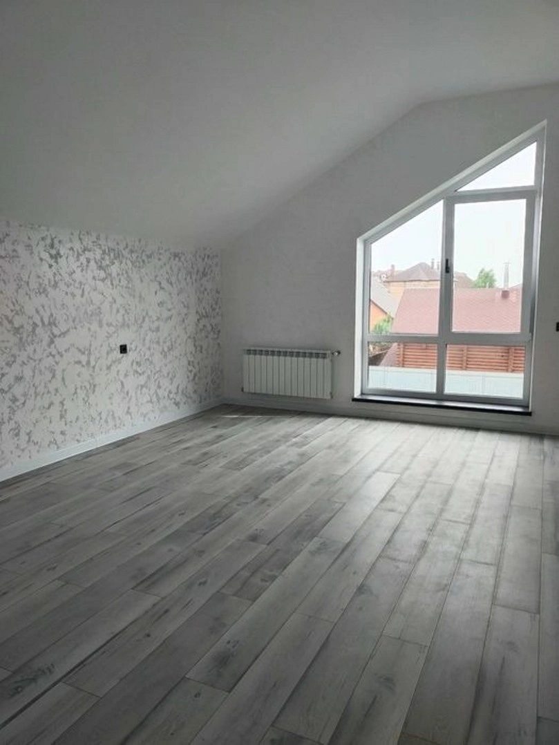 House for sale. 4 rooms, 186 m², 2 floors. Hora. 