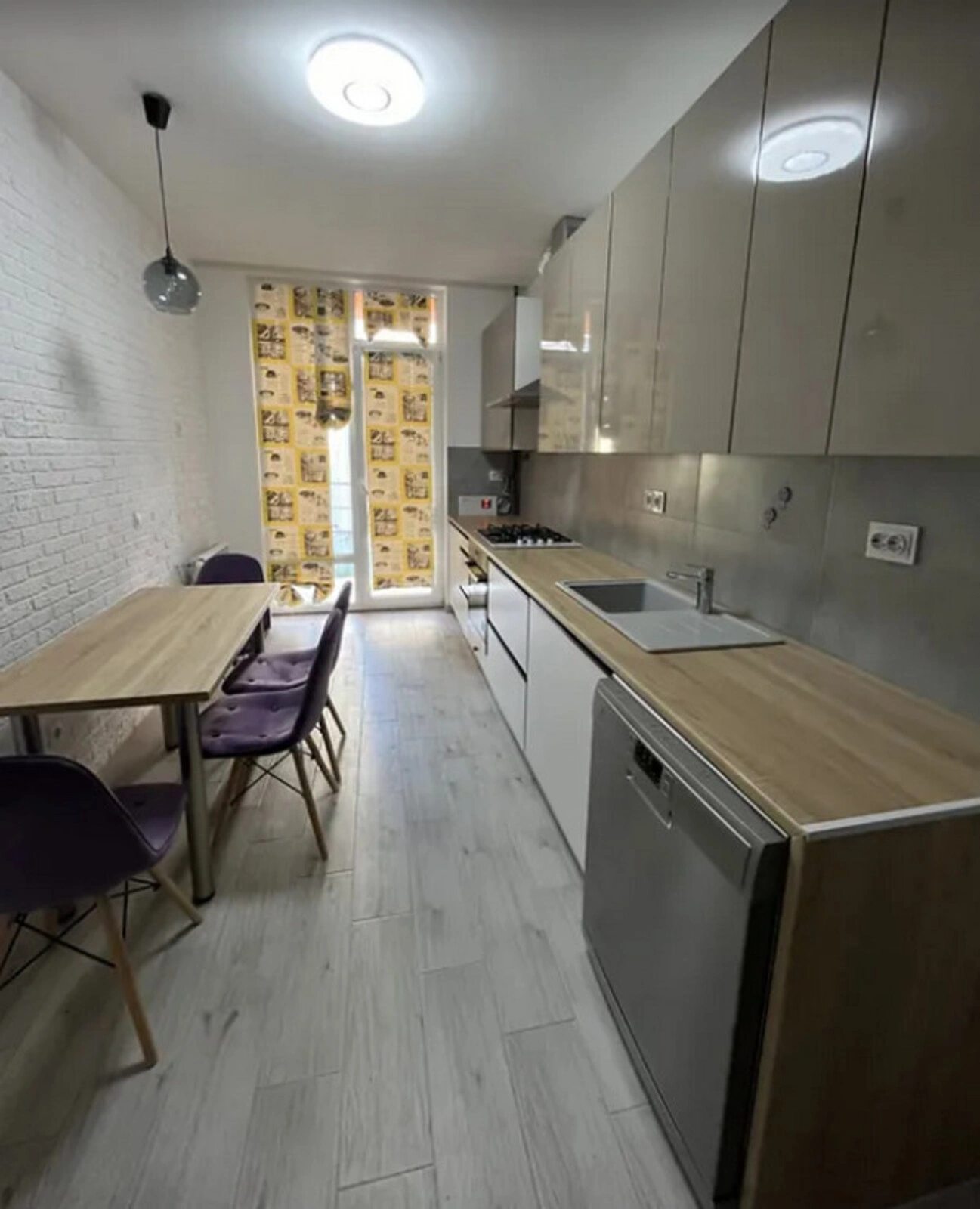 Apartments for sale. 2 rooms, 68 m², 2nd floor/6 floors. Petrykivska vul., Ternopil. 