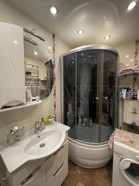 Apartments for sale. 3 rooms, 70 m². Zakhysnykiv Ukrayiny vul. 16, Chernihiv. 