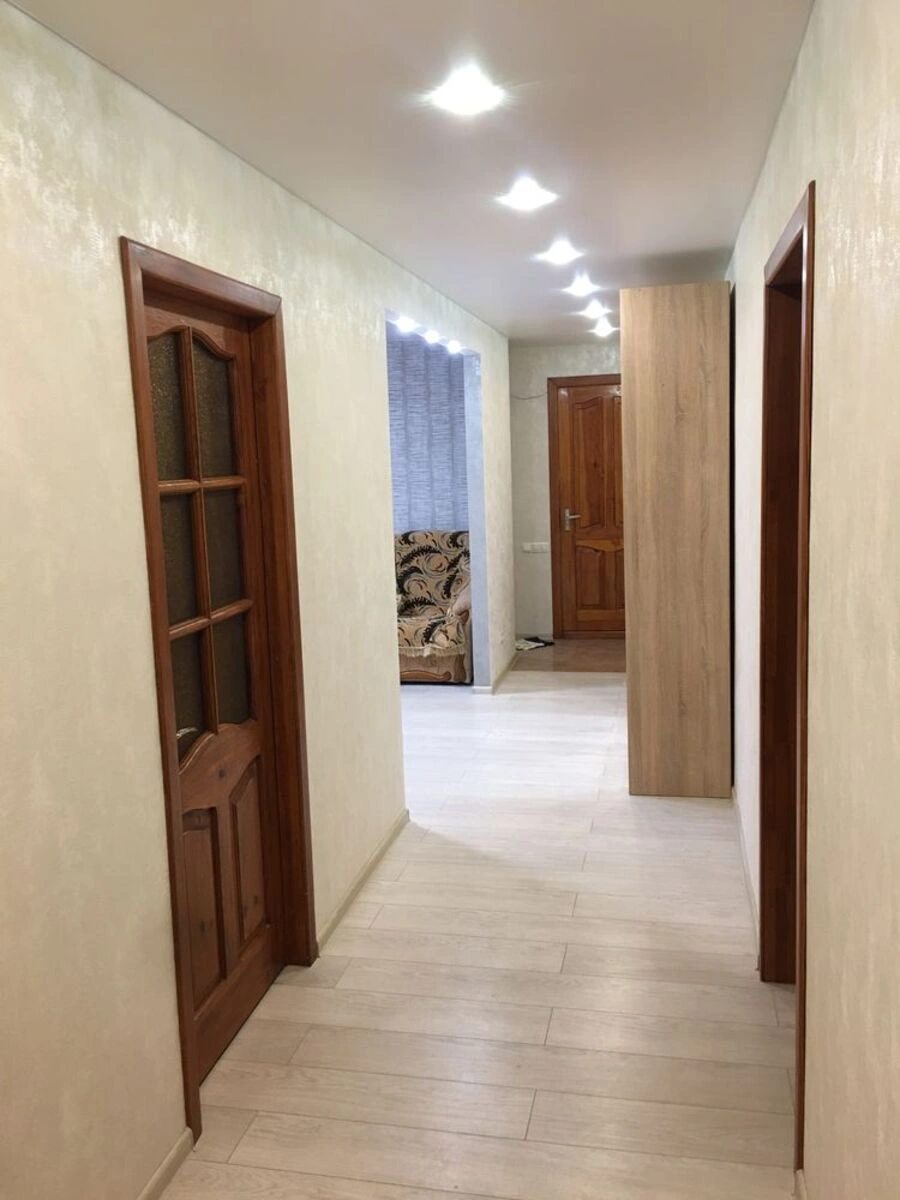Apartments for sale. 4 rooms, 99 m², 6th floor/9 floors. Fortechnyy kirovskyy, Kropyvnytskyy. 