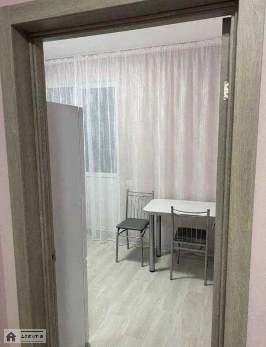 Сдам квартиру. 1 room, 40 m², 2nd floor/5 floors. 9, Трехсвятительская 9, Киев. 