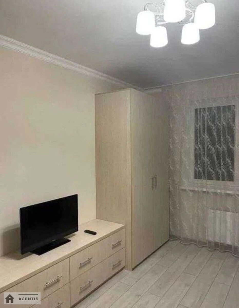 Сдам квартиру. 1 room, 40 m², 2nd floor/5 floors. 9, Трехсвятительская 9, Киев. 