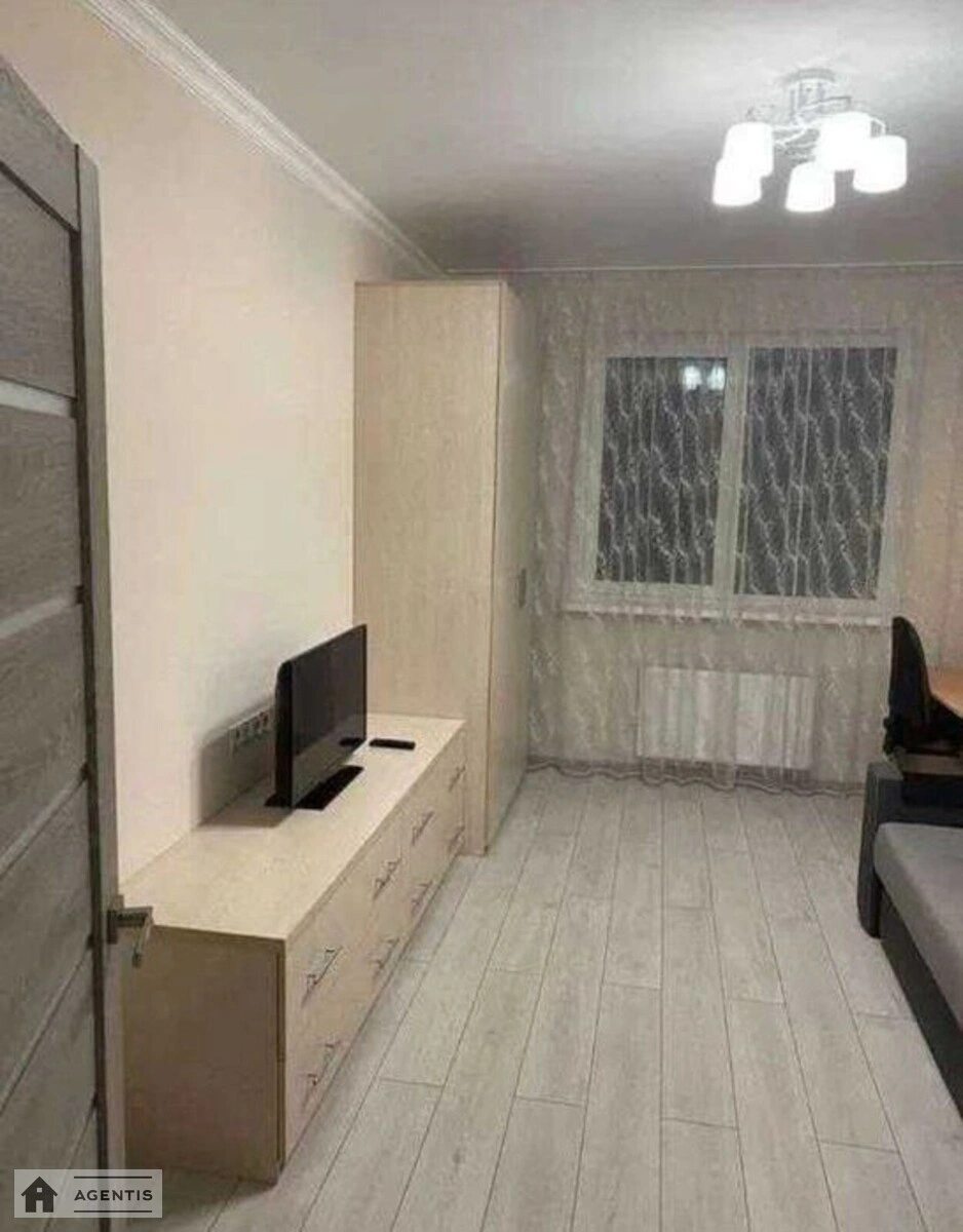 Сдам квартиру. 1 room, 40 m², 2nd floor/5 floors. 9, Трехсвятительская 9, Киев. 