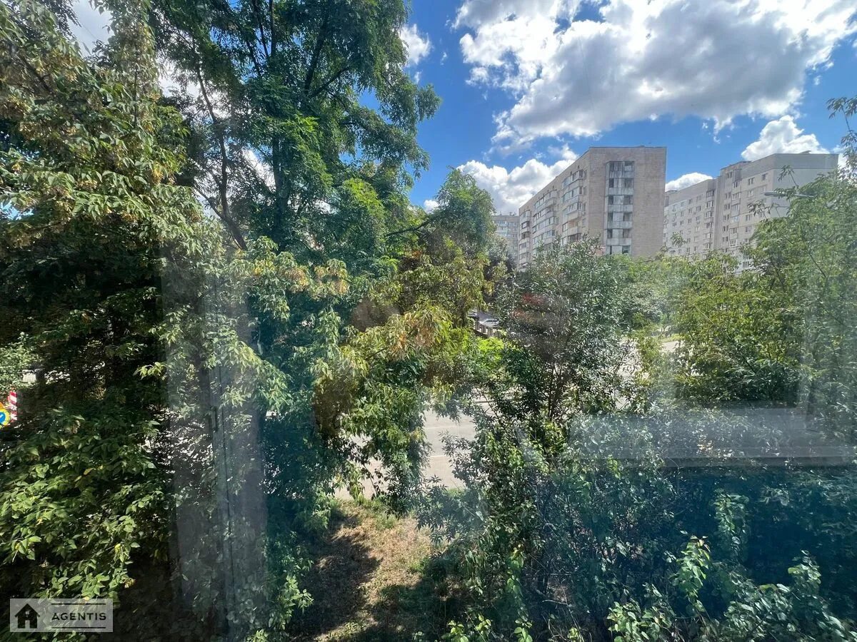 Сдам квартиру. 2 rooms, 52 m², 3rd floor/9 floors. 6, Петропавловская 6, Киев. 