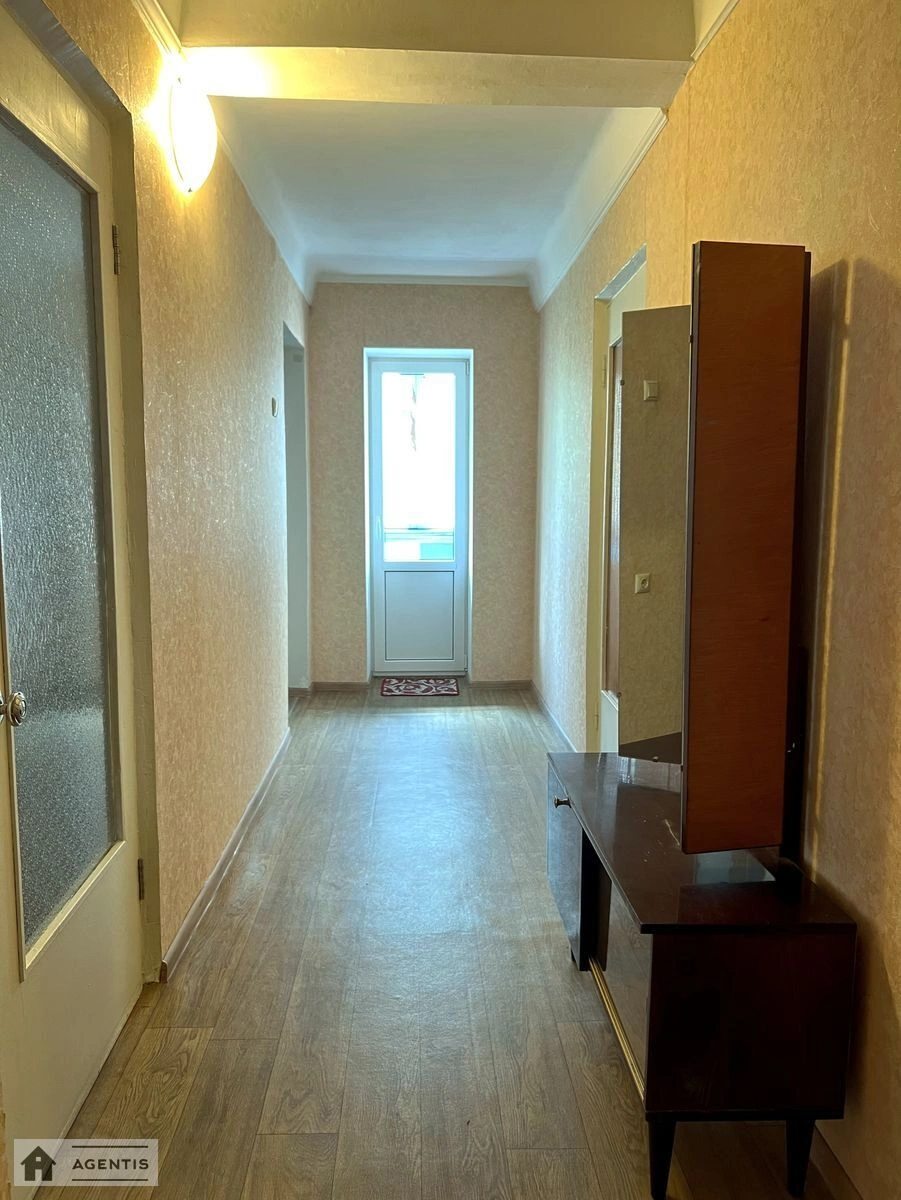 Apartment for rent. 2 rooms, 52 m², 3rd floor/9 floors. 6, Petropavlivska 6, Kyiv. 