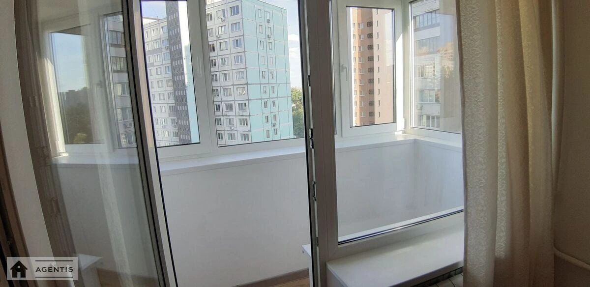 Сдам квартиру. 3 rooms, 72 m², 7th floor/16 floors. Князя Романа Мстиславича, Киев. 