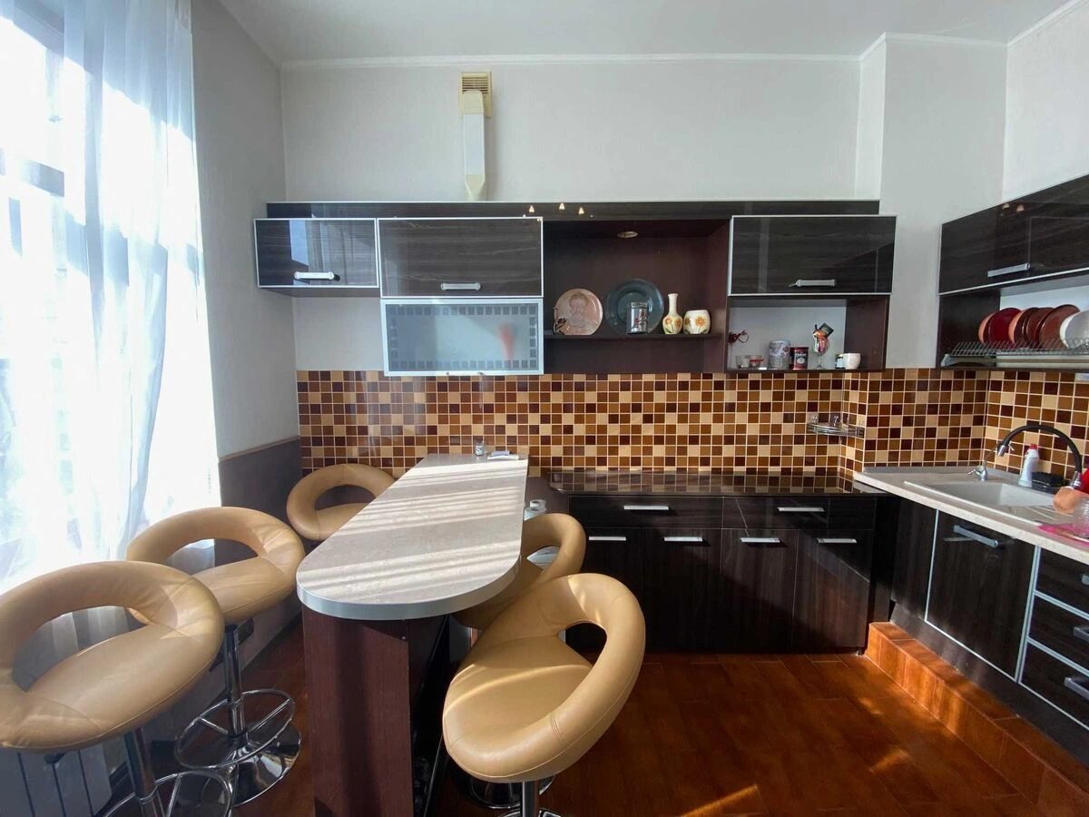 Apartment for rent. 3 rooms, 75 m², 7th floor/11 floors. 27, Hreschatyk 27, Kyiv. 