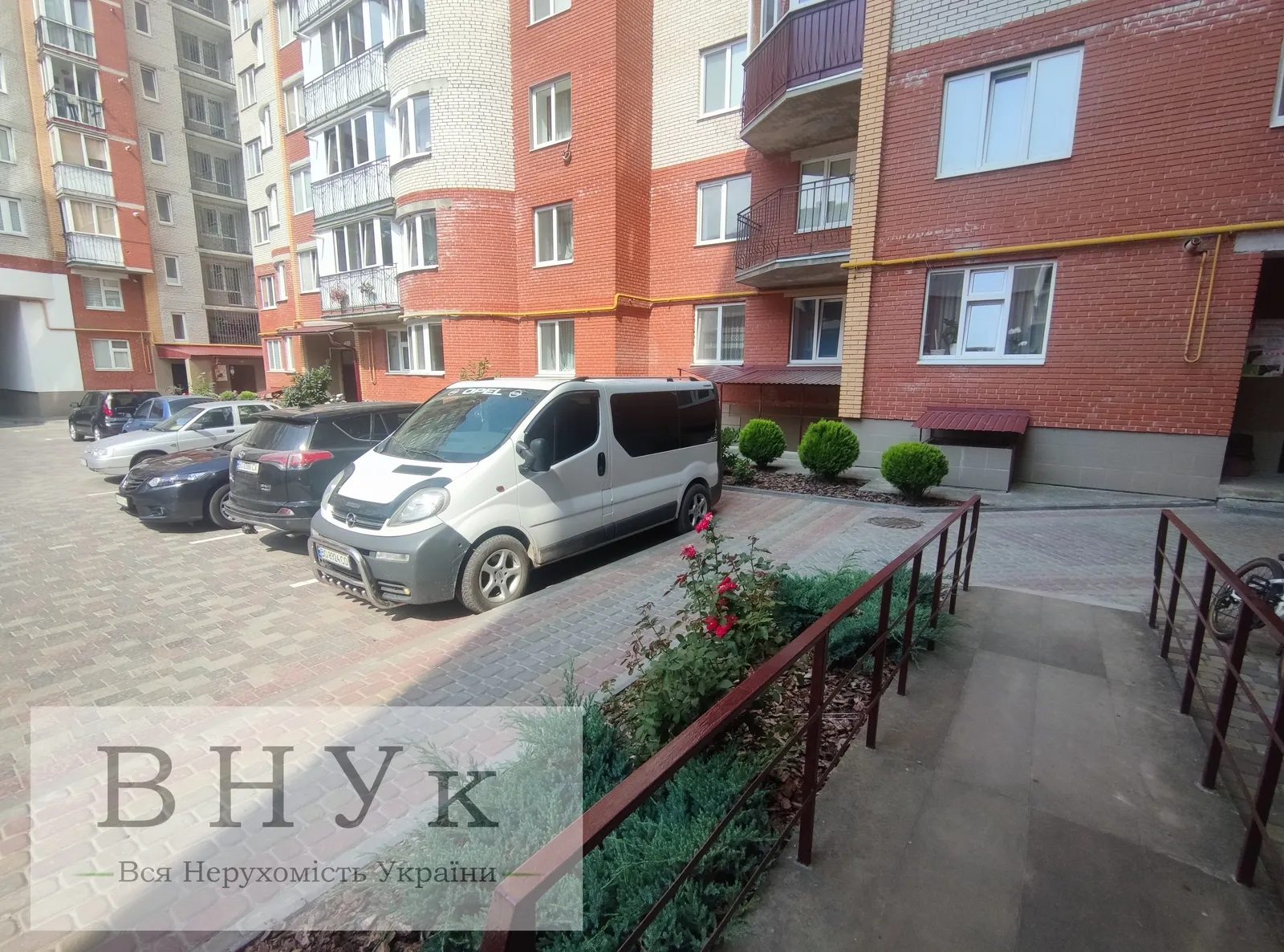 Apartments for sale. 3 rooms, 787 m², 2nd floor/10 floors. Kotsyubynskoho vul., Ternopil. 