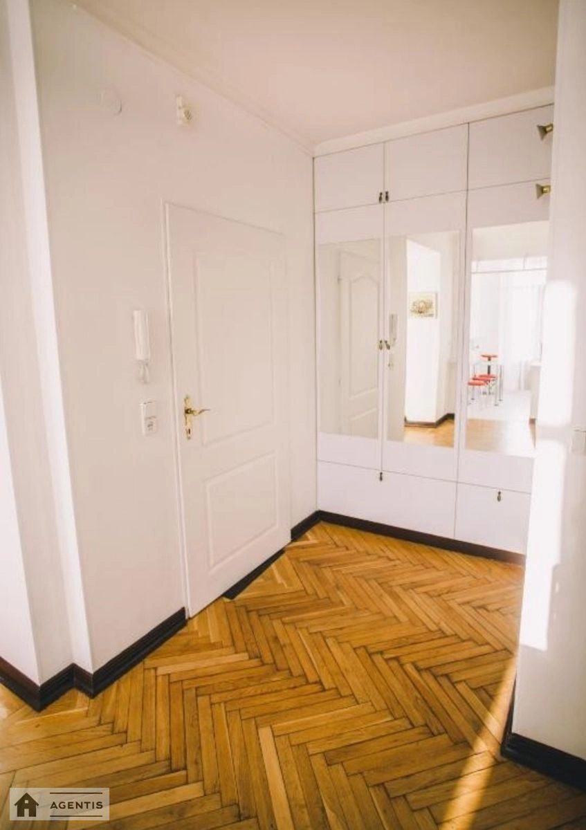 Сдам квартиру. 3 rooms, 90 m², 5th floor/8 floors. 2, Михайловская 2, Киев. 