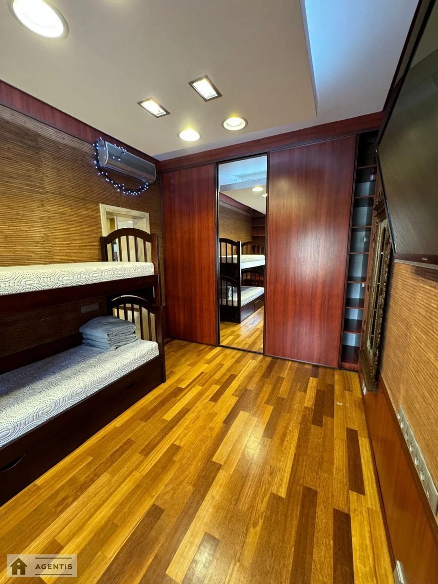 Apartment for rent. 3 rooms, 110 m², 2nd floor/4 floors. 35, Bohdana Khmelnytskoho vul., Kyiv. 