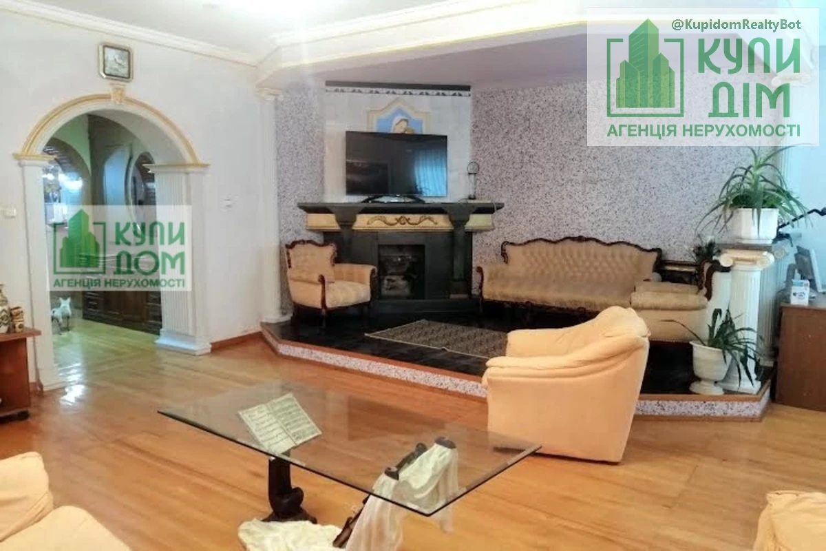 House for sale. 382 m², 3 floors. Vodostochnyy pereulok, Kropyvnytskyy. 