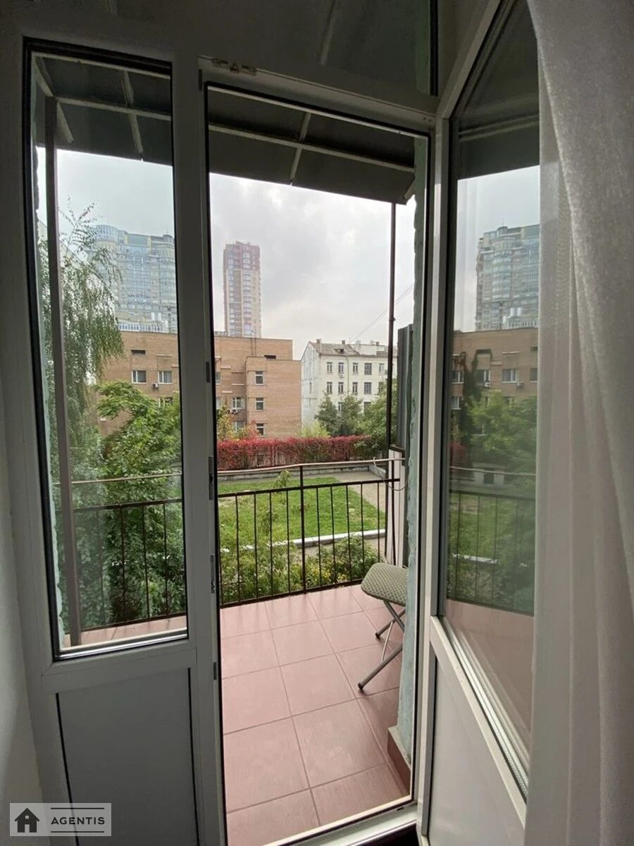 Apartment for rent 1 room, 41 m², 2nd fl./5 floors. Nazarivska vul. Borysa Vyetrova, Kyiv. 