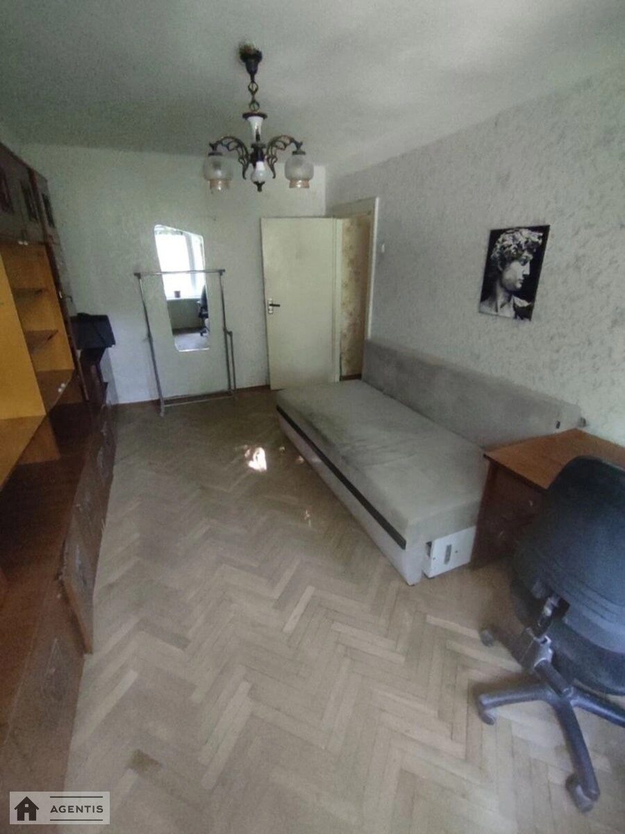Apartment for rent. 3 rooms, 60 m², 1st floor/5 floors. Svyatoshynskyy rayon, Kyiv. 
