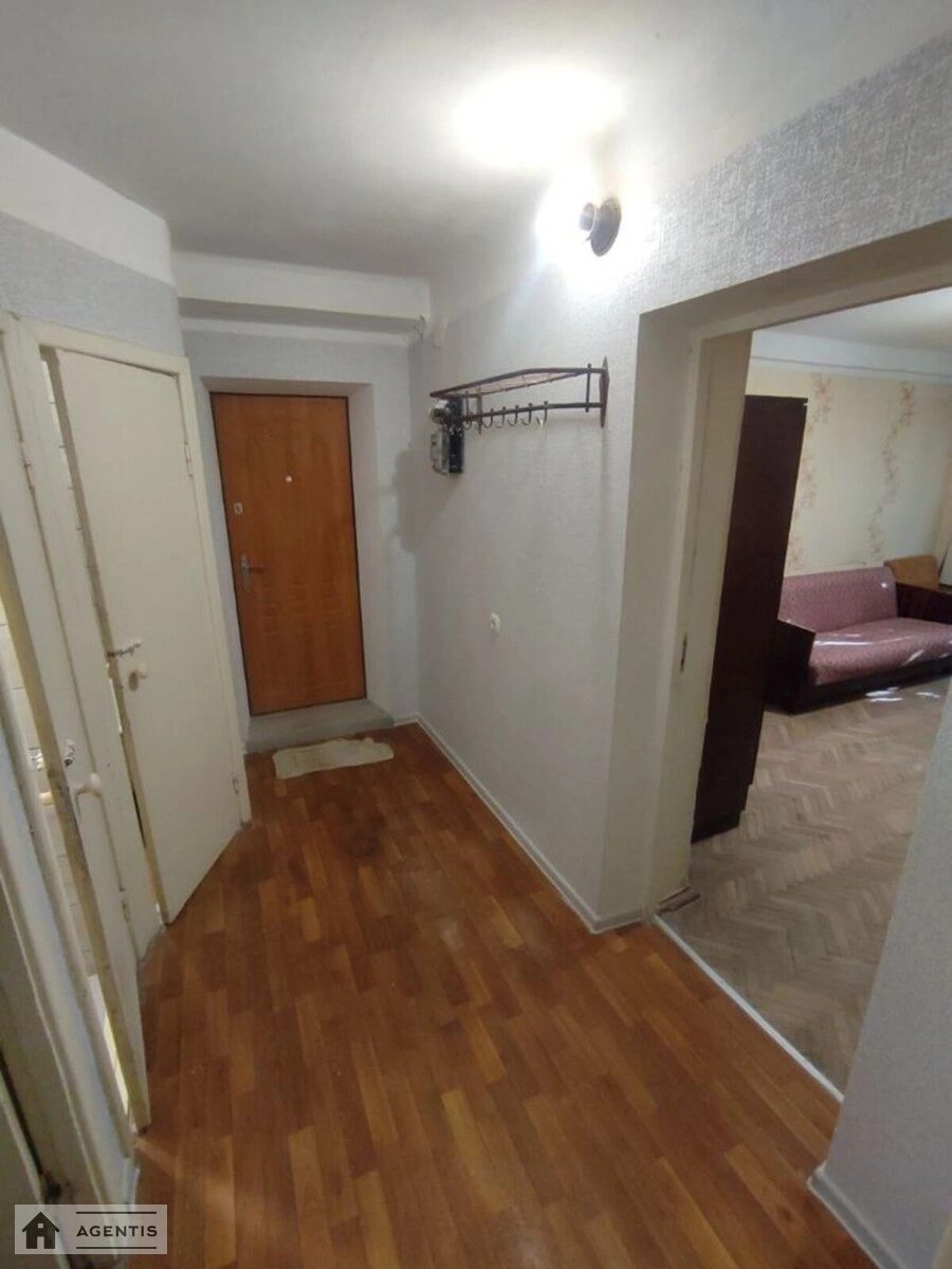 Apartment for rent. 3 rooms, 60 m², 1st floor/5 floors. Svyatoshynskyy rayon, Kyiv. 