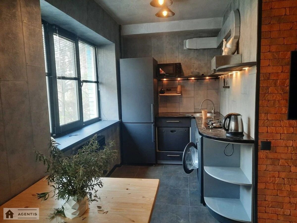 Сдам квартиру 2 комнаты, 45 m², 3 эт./5 этажей. Ужгородский, Киев. 