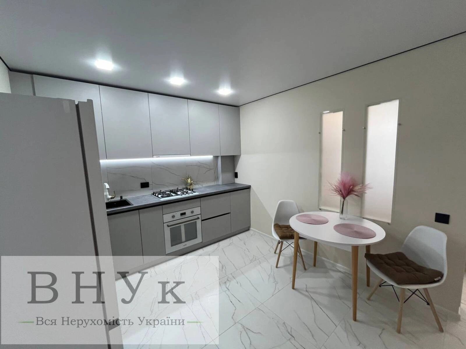 Продаж квартири 3 кімнати, 56 m², 1 пов./11 поверхів. Київська вул., Тернопіль. 