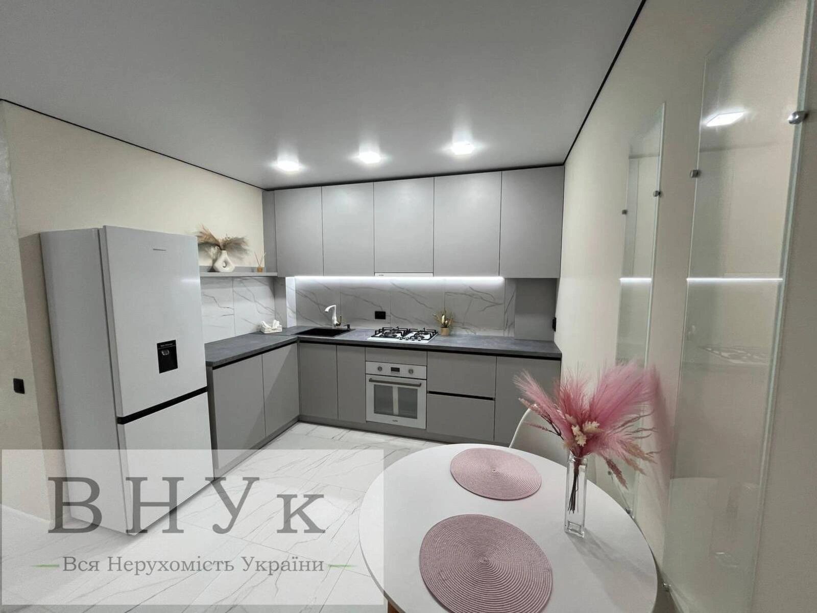 Apartments for sale. 3 rooms, 56 m², 1st floor/11 floors. Kyyivska vul., Ternopil. 