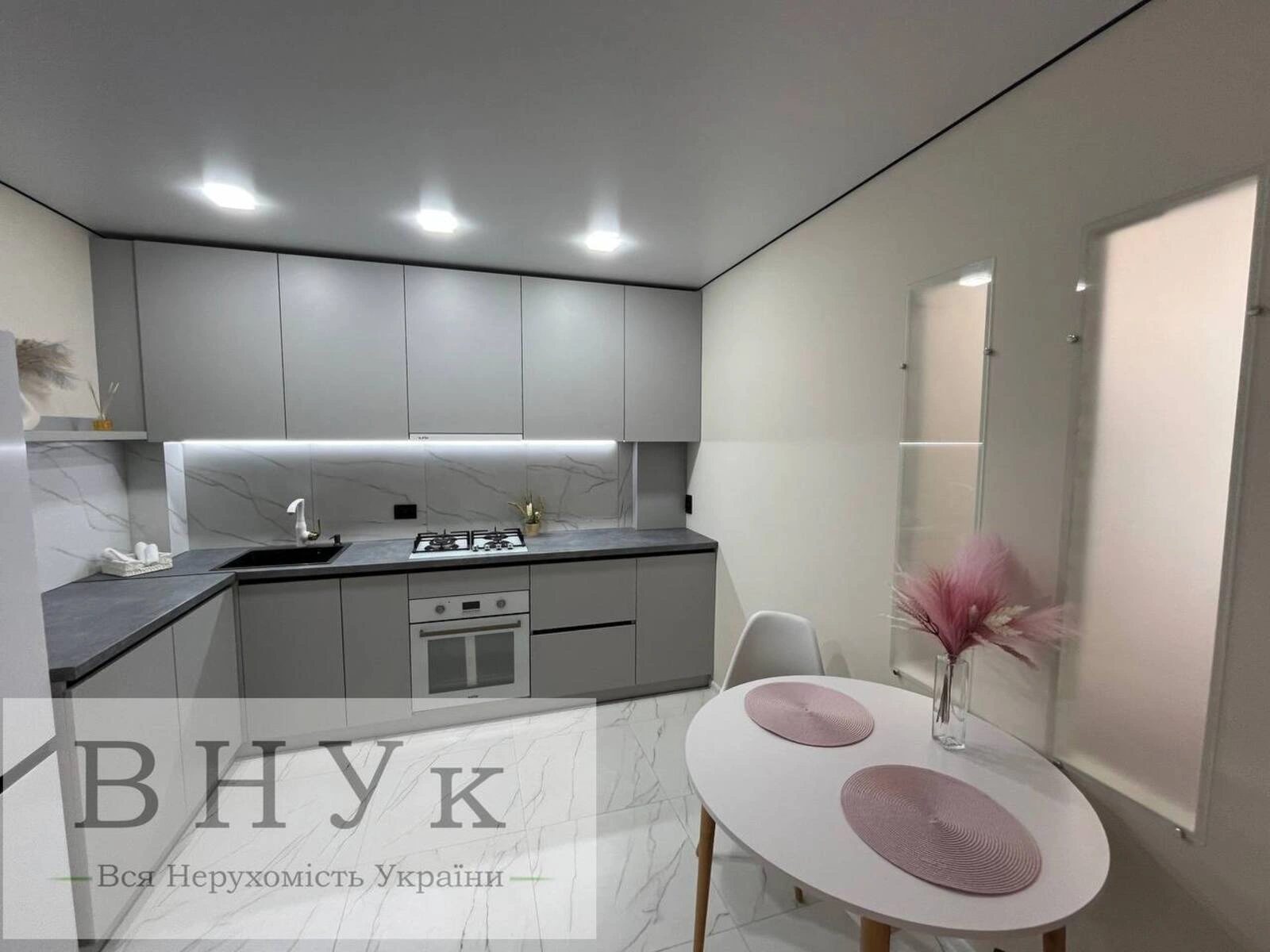 Продаж квартири 3 кімнати, 56 m², 1 пов./11 поверхів. Київська вул., Тернопіль. 