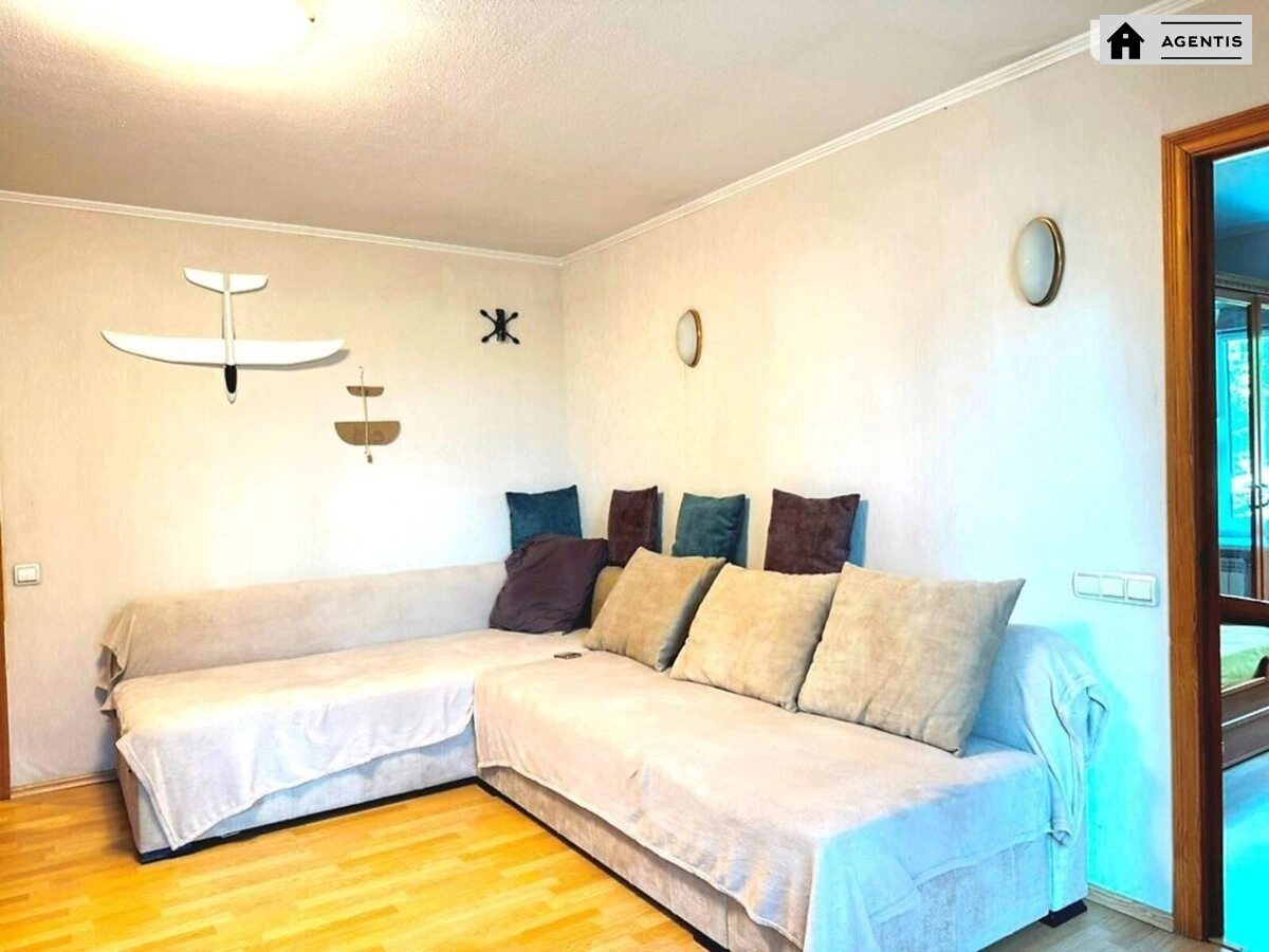 Apartment for rent. 4 rooms, 80 m², 3rd floor/9 floors. 14, Predslavynska 14, Kyiv. 