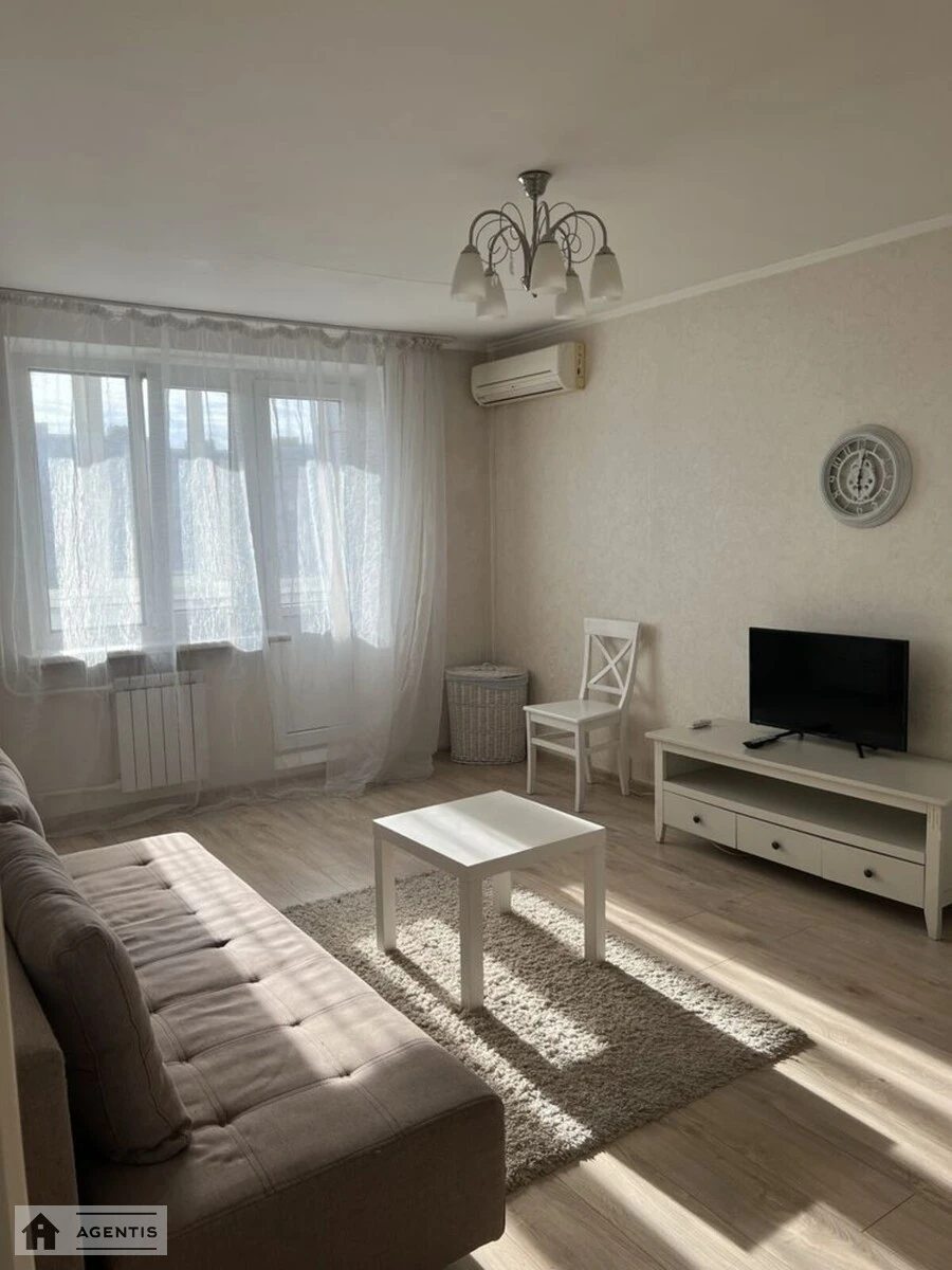 Apartment for rent. 2 rooms, 55 m², 7th floor/10 floors. 3, Solomiyi Krushelnytskoyi vul., Kyiv. 