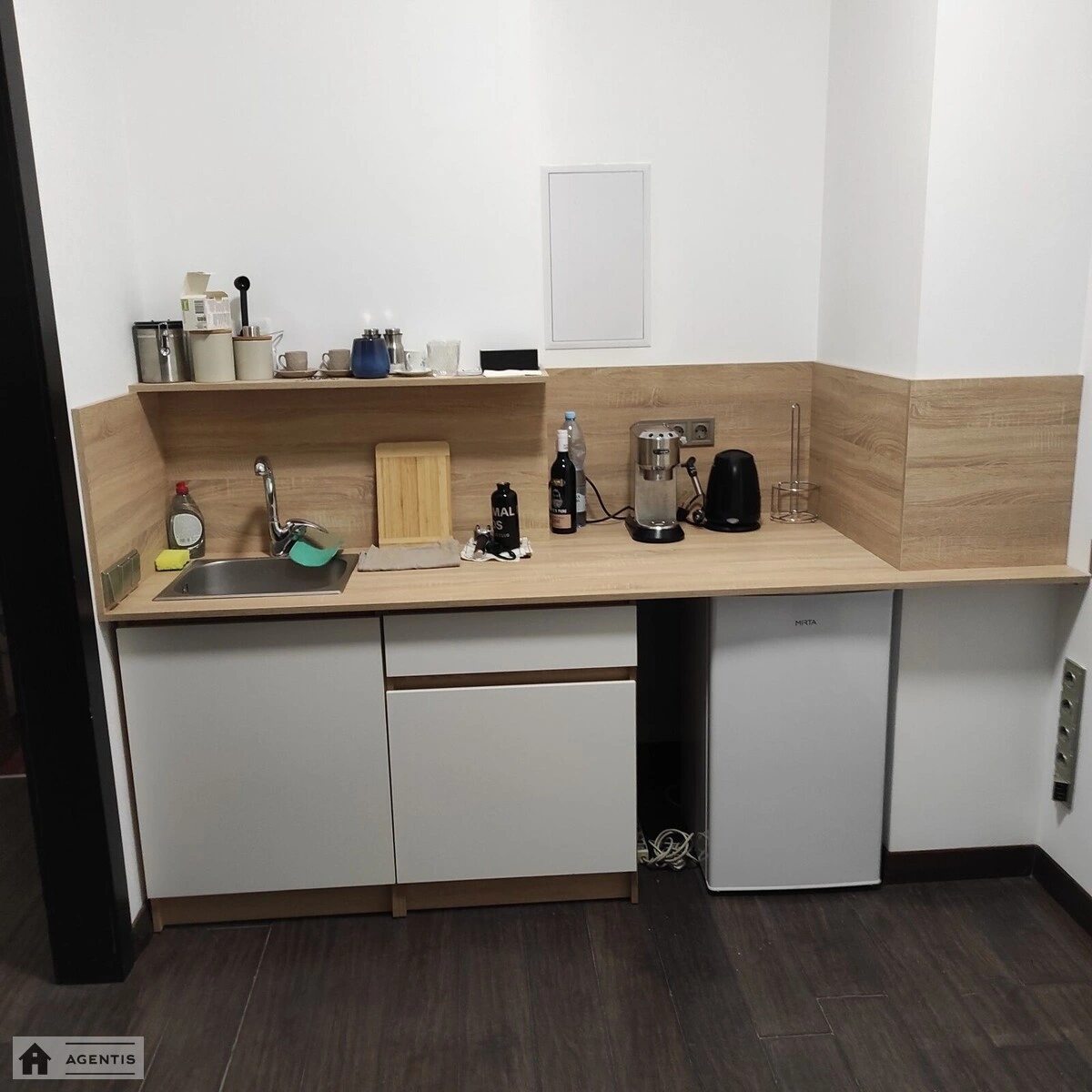 Сдам квартиру 1 комната, 25 m², 1 эт./5 этажей. 12, Антоновича вул. (Горького), Киев. 