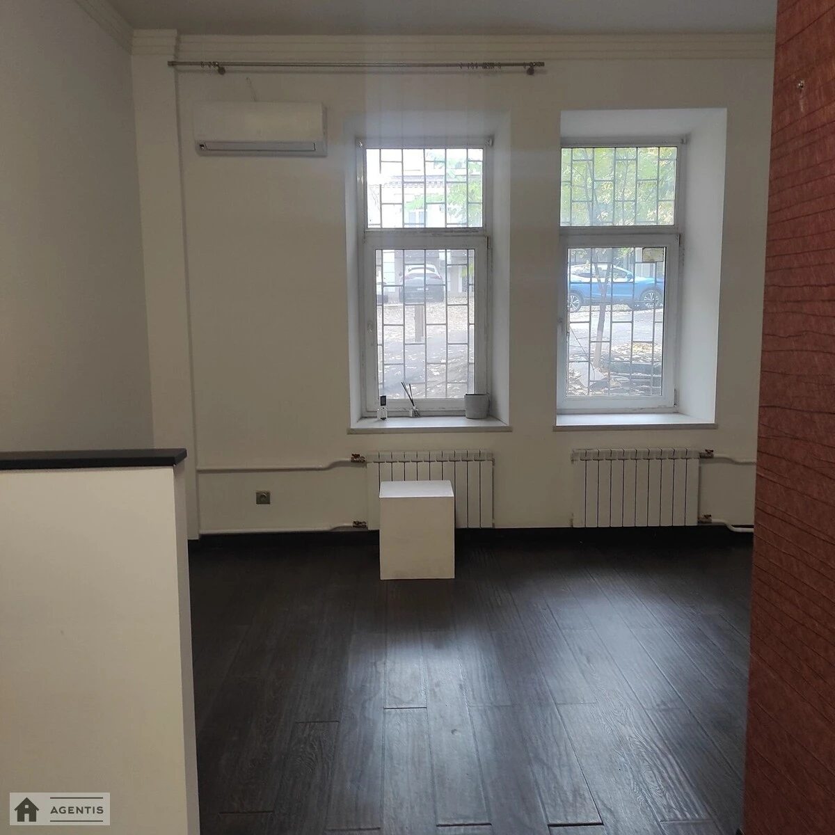 Сдам квартиру 1 комната, 25 m², 1 эт./5 этажей. 12, Антоновича вул. (Горького), Киев. 