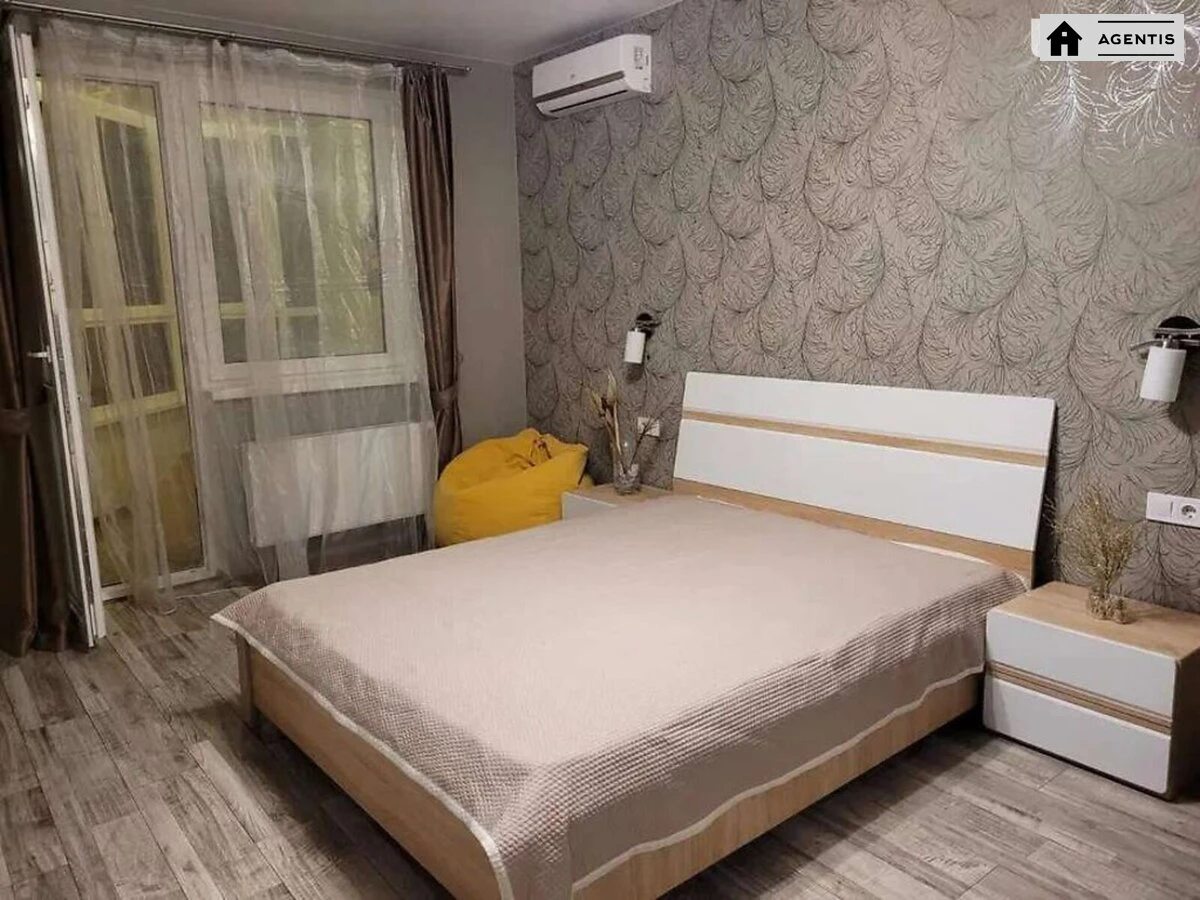 Apartment for rent. 3 rooms, 87 m², 4th floor/9 floors. 5, Mykoly Bazhana prosp., Kyiv. 