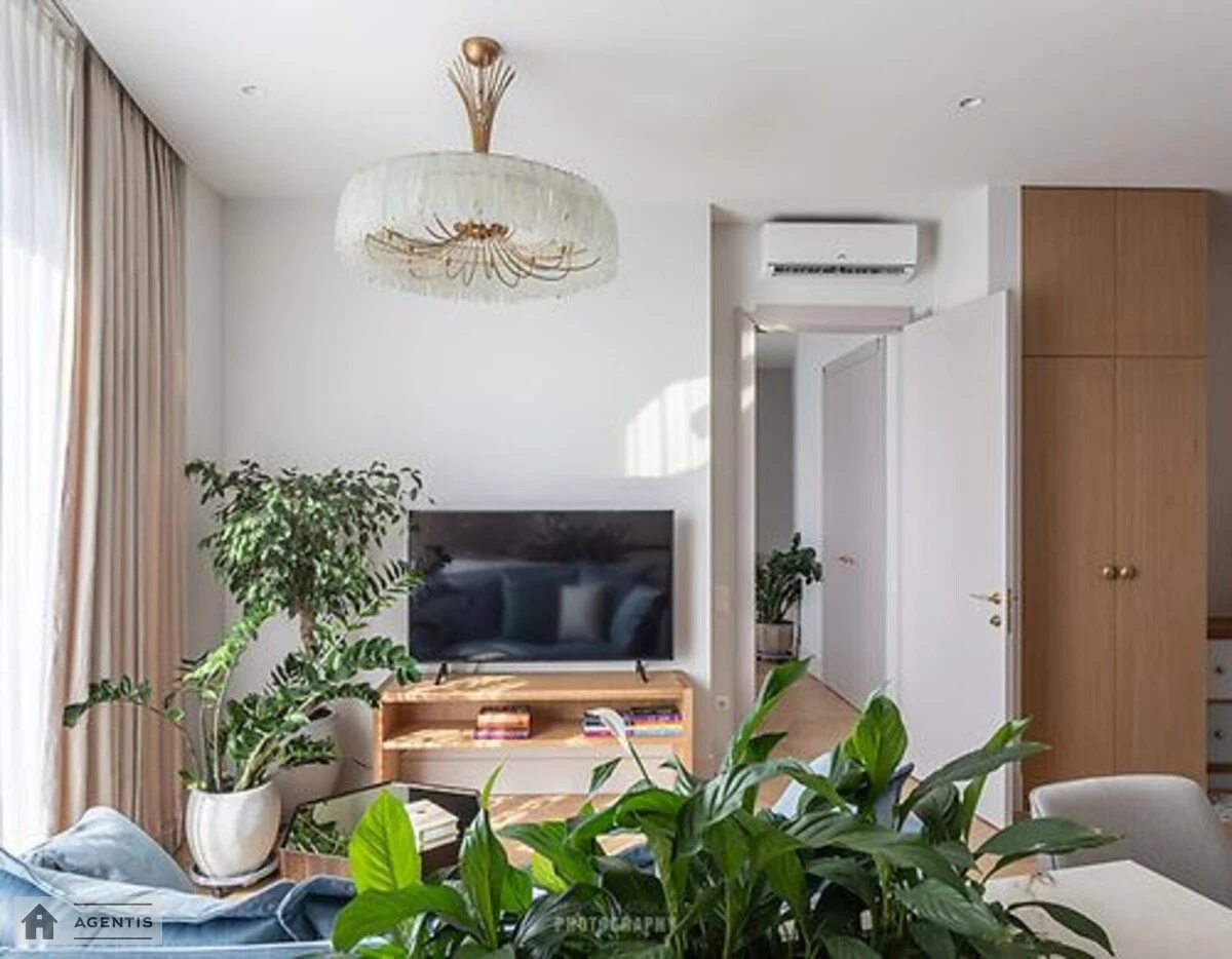 Apartment for rent. 2 rooms, 70 m², 5th floor/19 floors. 12, Buslivska 12, Kyiv. 