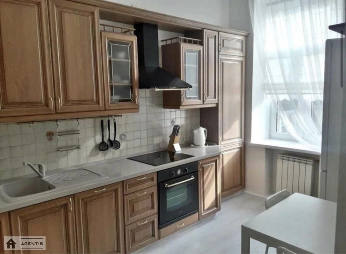 Apartment for rent. 3 rooms, 90 m², 3rd floor/6 floors. Yaroslaviv Val, Kyiv. 