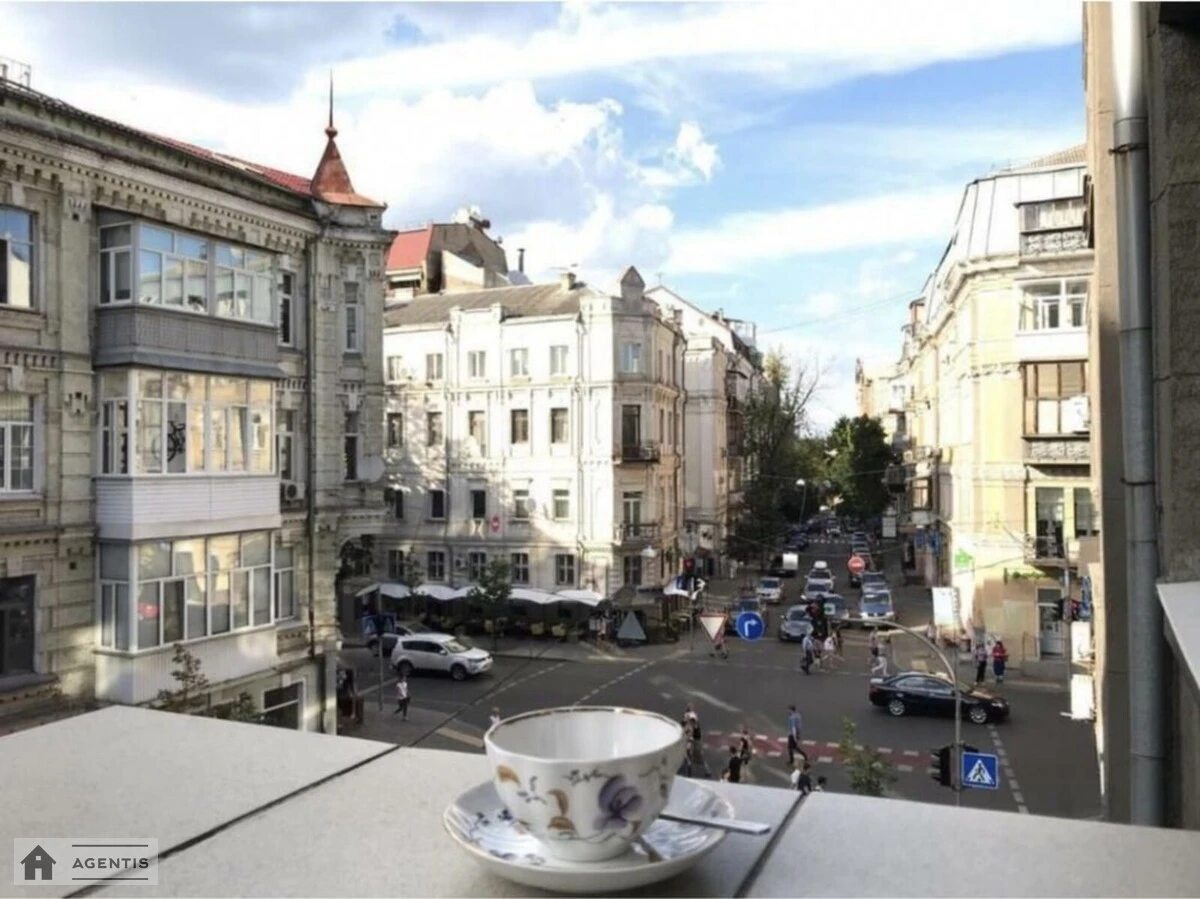 Apartment for rent. 3 rooms, 90 m², 3rd floor/6 floors. Yaroslaviv Val, Kyiv. 