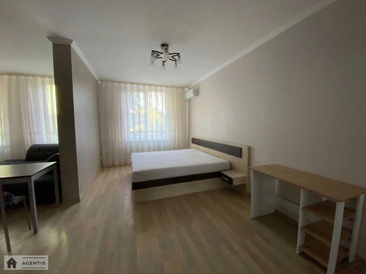 Сдам квартиру. 1 room, 44 m², 1st floor/5 floors. Регенераторная, Киев. 