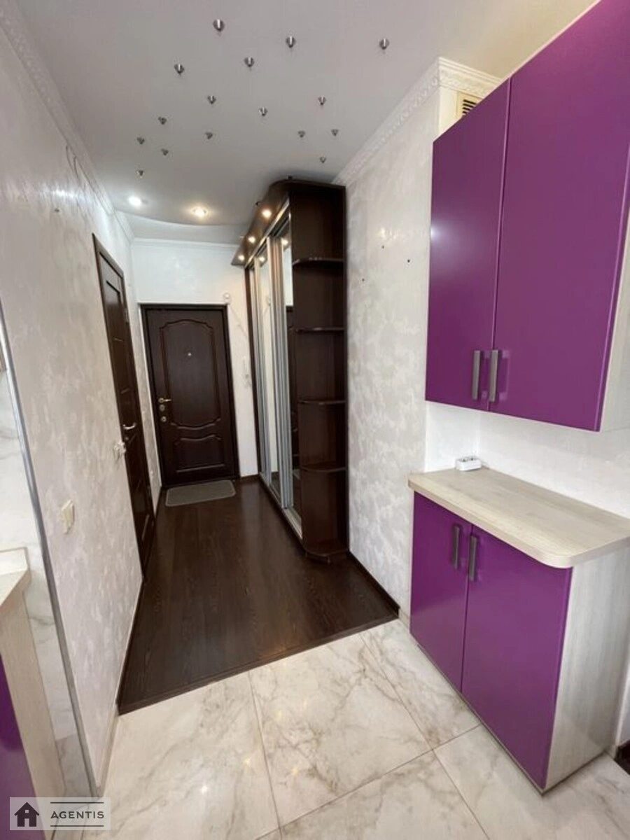 Apartment for rent. 1 room, 33 m², 9th floor/9 floors. Chervonoyi Kalyny prosp. Volodymyra Mayakovskoho, Kyiv. 