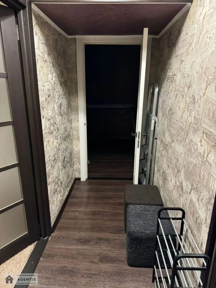 Сдам квартиру. 1 room, 50 m², 1st floor/3 floors. 1, Миколи Василенка вул., Киев. 