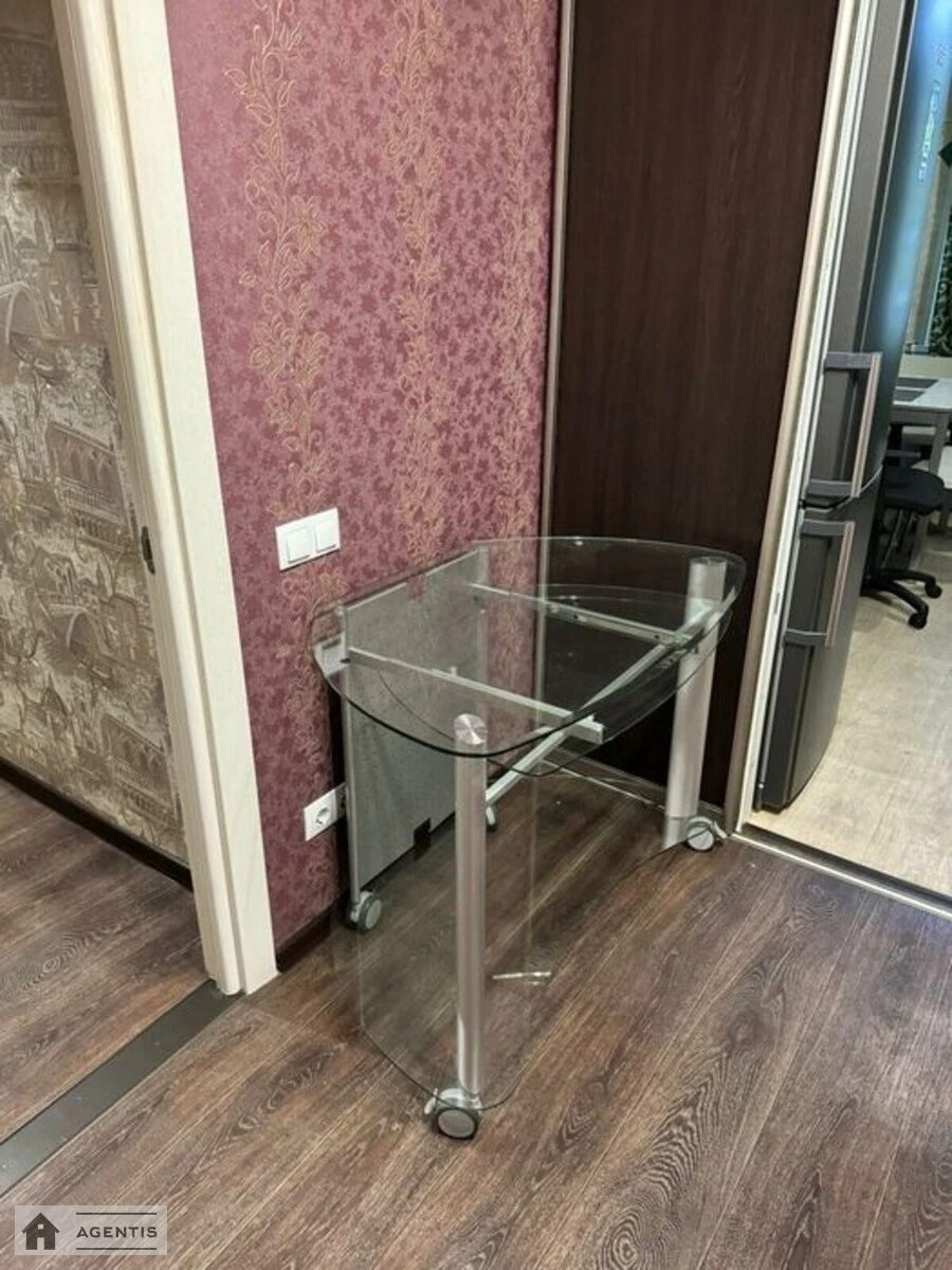 Сдам квартиру. 1 room, 50 m², 1st floor/3 floors. 1, Миколи Василенка вул., Киев. 