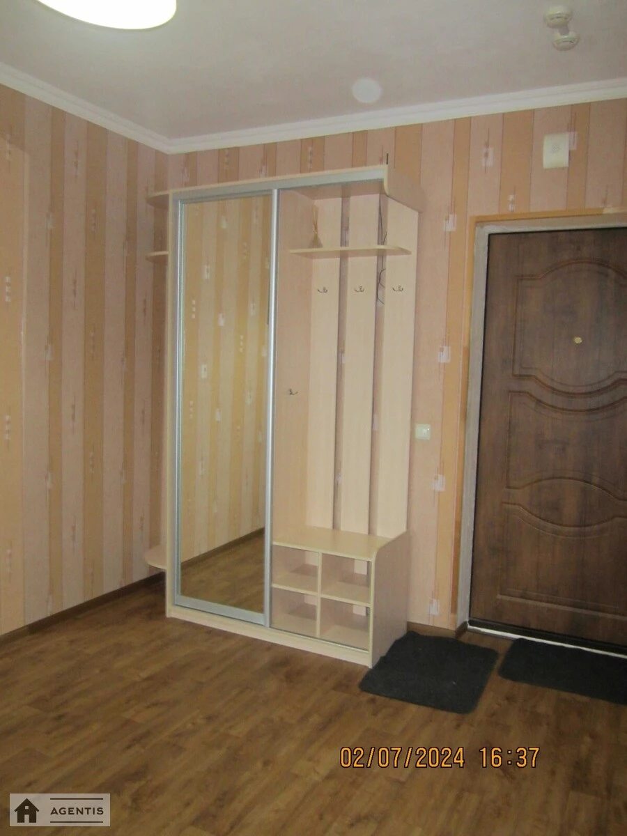 Сдам квартиру. 1 room, 62 m², 3rd floor/24 floors. Бориспольская 4, Киев. 