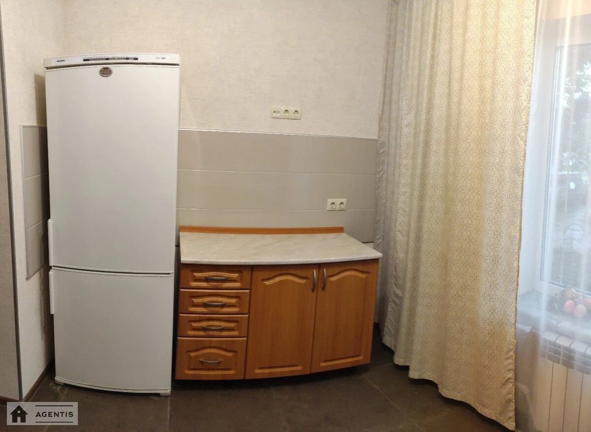 Сдам квартиру. 3 rooms, 72 m², 1st floor/9 floors. Ревуцкого, Киев. 