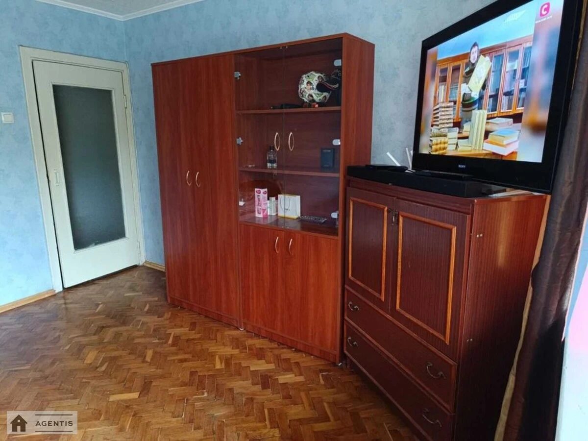 Apartment for rent. 1 room, 32 m², 2nd floor/14 floors. 28, Preobrazhenska vul. Ivana Klymenka, Kyiv. 