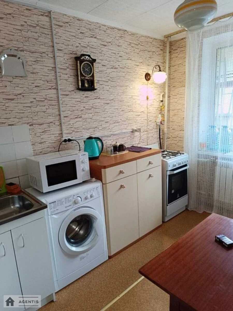 Apartment for rent. 1 room, 32 m², 2nd floor/14 floors. 28, Preobrazhenska vul. Ivana Klymenka, Kyiv. 