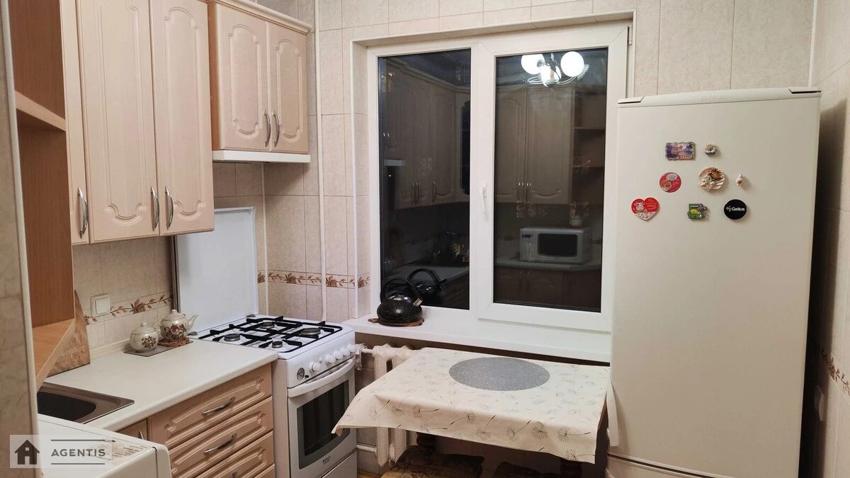 Apartment for rent. 2 rooms, 46 m², 3rd floor/5 floors. Mykoly Vasylenka vul., Kyiv. 