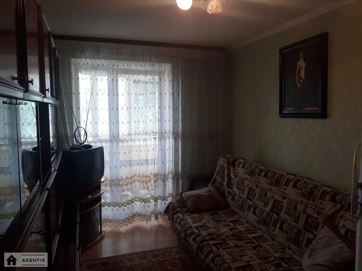 Apartment for rent. 3 rooms, 70 m², 4th floor/9 floors. Novatoriv 4, Kyiv. 