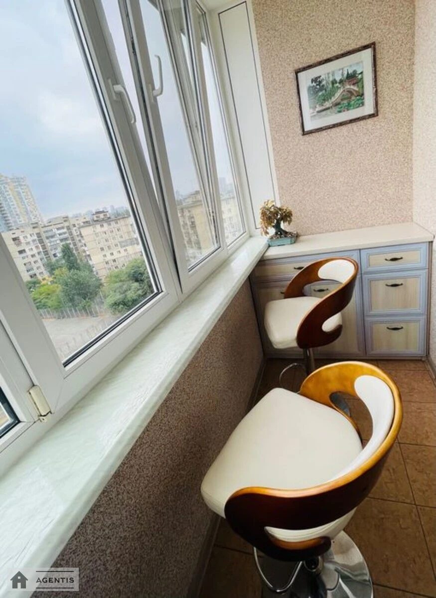 Apartment for rent. 3 rooms, 116 m², 10th floor/16 floors. Vinstona Cherchyllya vul. Chervonotkatska, Kyiv. 