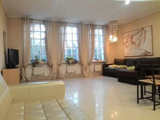 Entire place for rent. 12 rooms, 350 m², 3 floors. 16 lynyya, Kyiv. 