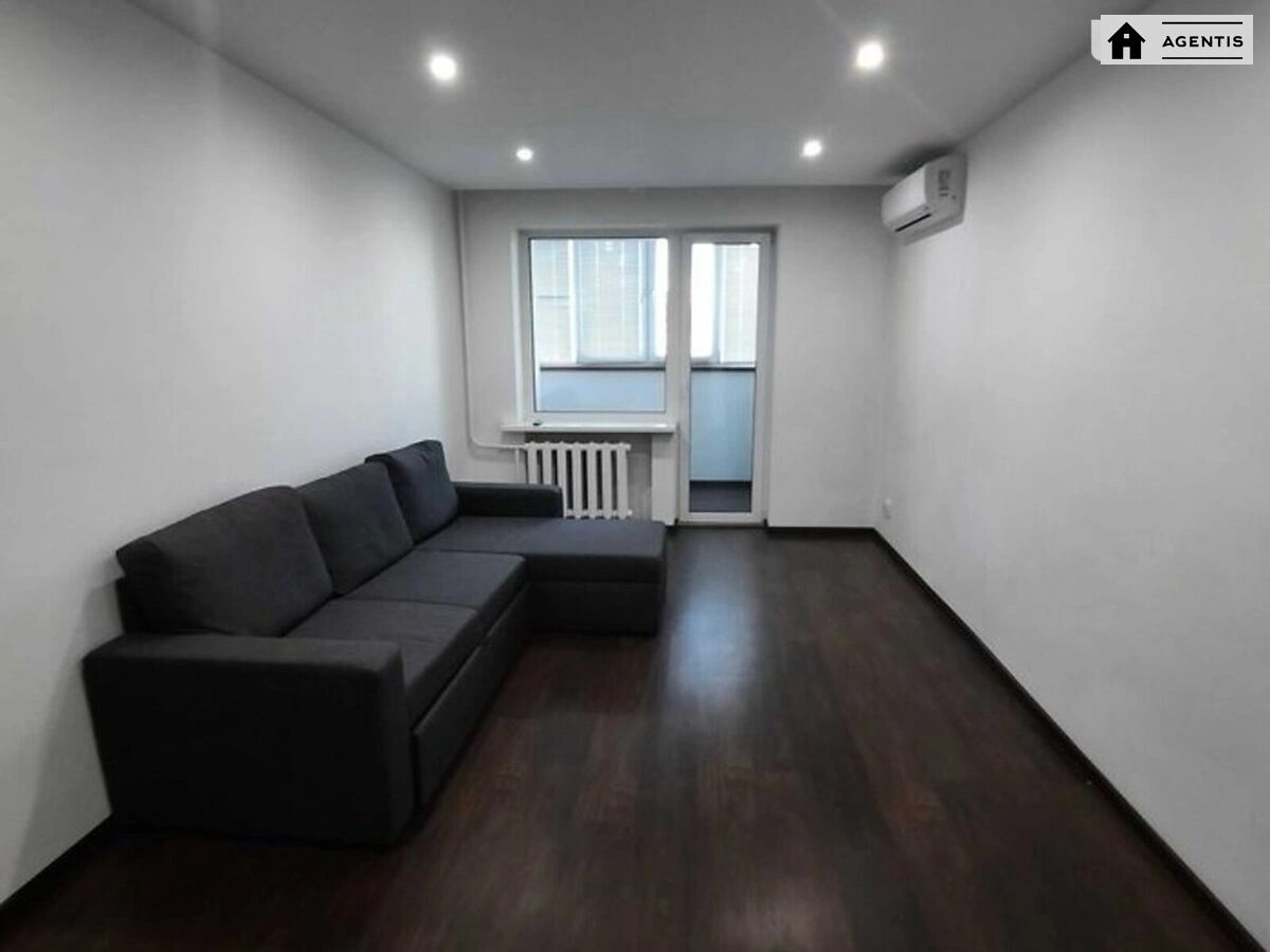 Apartment for rent. 3 rooms, 60 m², 5th floor/26 floors. 15, Solomiyi Krushelnytskoyi vul., Kyiv. 