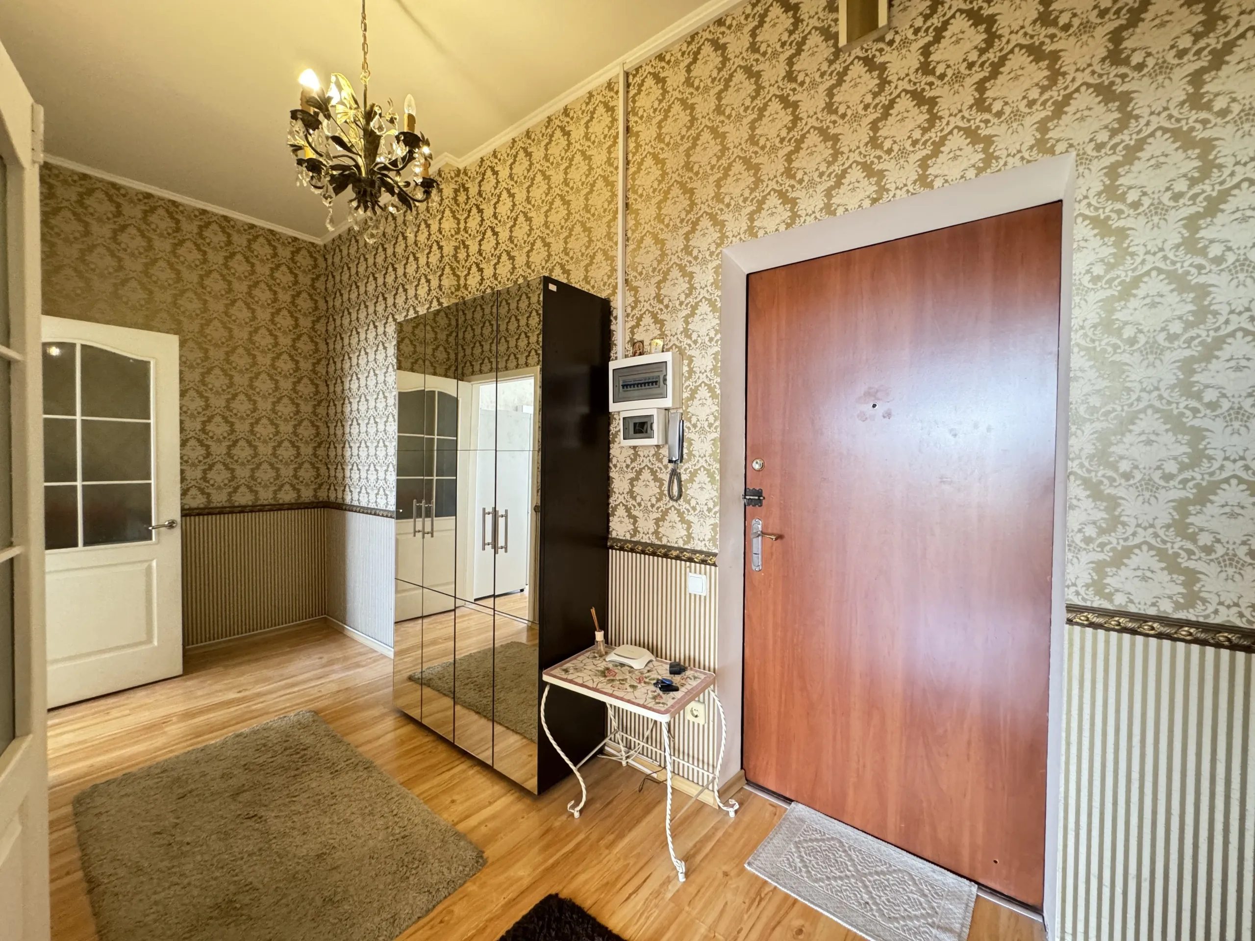 For sale magnificent two-room apartment in the historical center